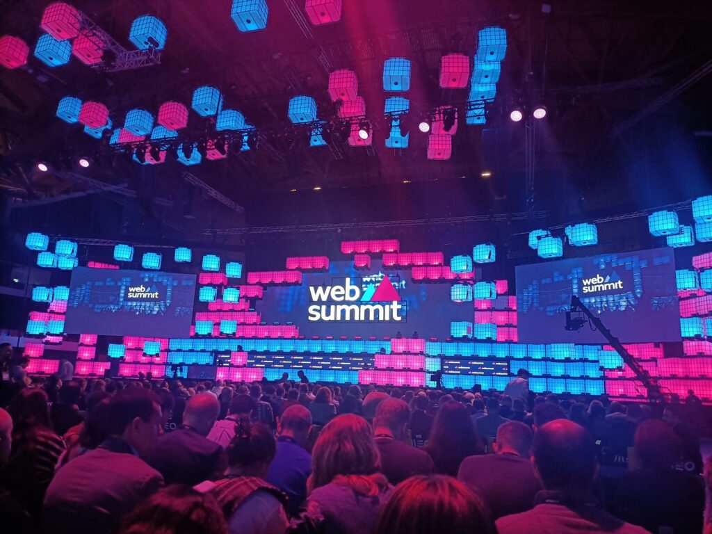 público de centenas no web summit, um dos eventos de marketing digital 2024