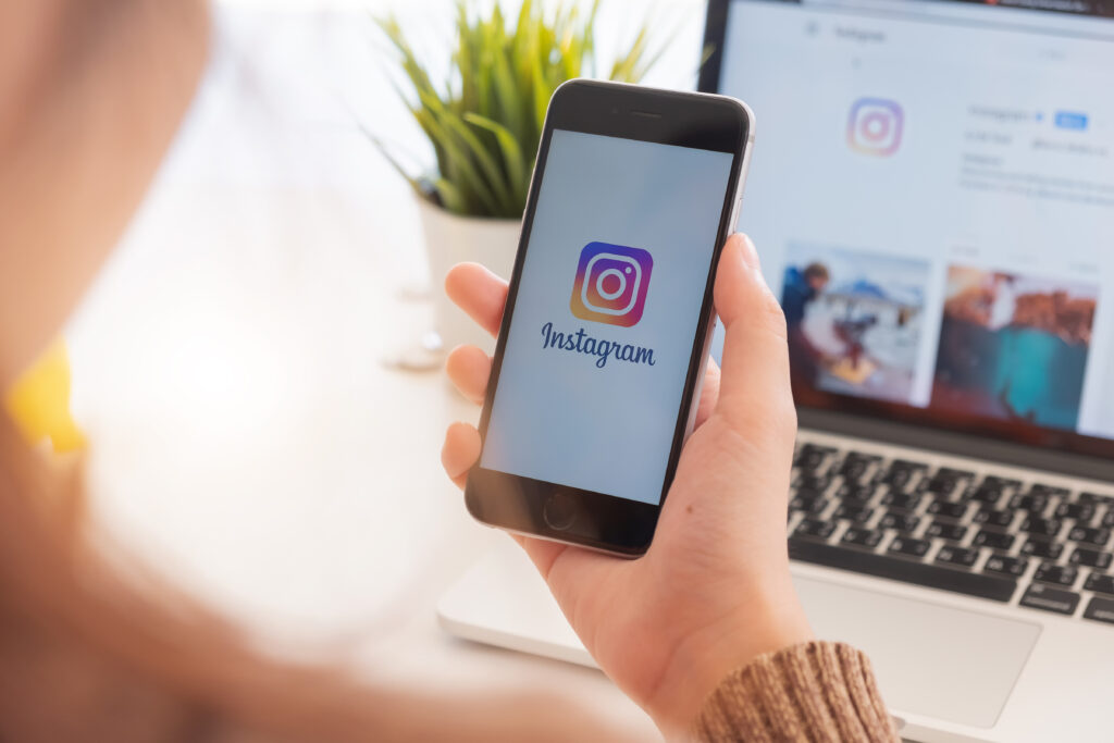 tela de celular com logo do instagram, como usar seo no instagram